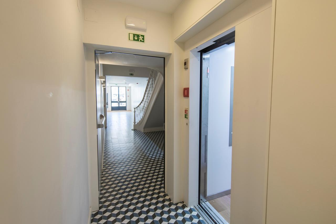 Urban Chic In The Heart Of Historic Apartment *